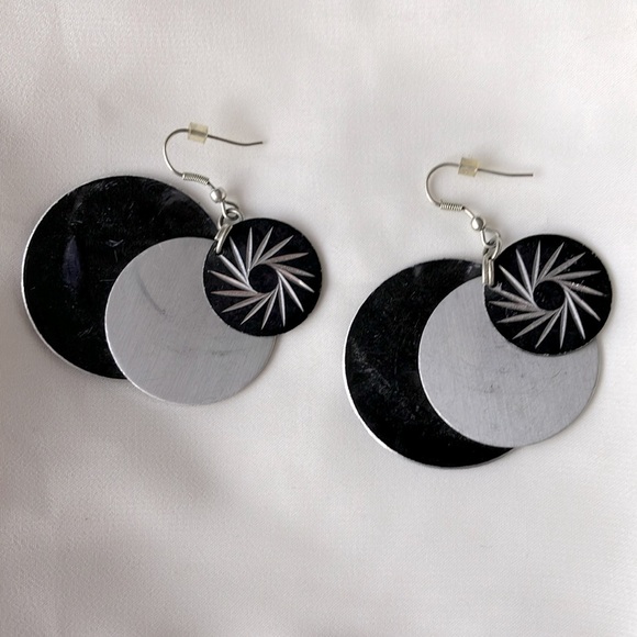๐ Black and Silver Spiral Earrings - Picture 2 of 5